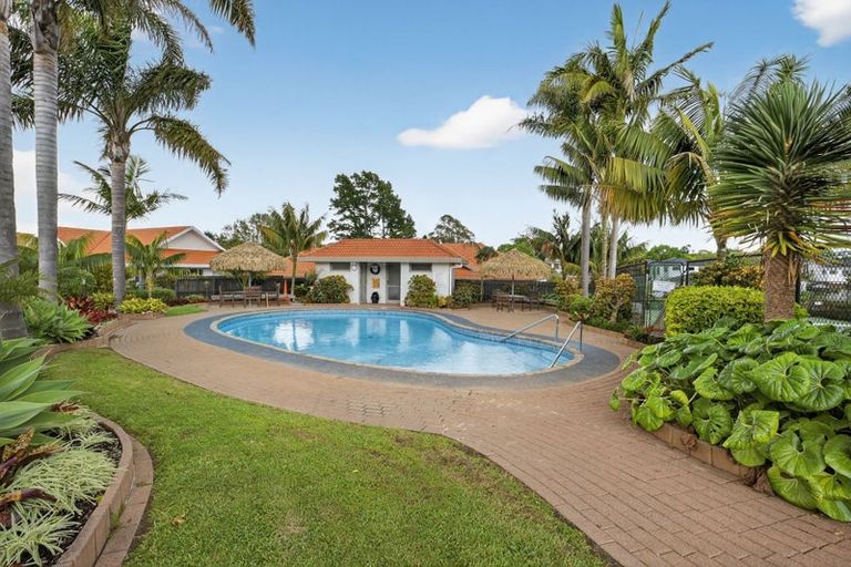 Photo of property in 40 Gillett Place, Botany Downs, Auckland, 2014