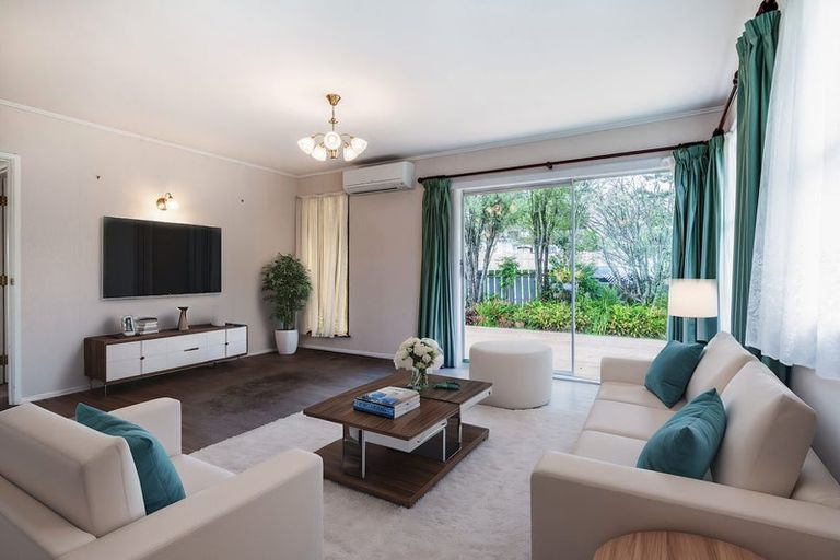 Photo of property in 35 Castleford Street, Green Bay, Auckland, 0604