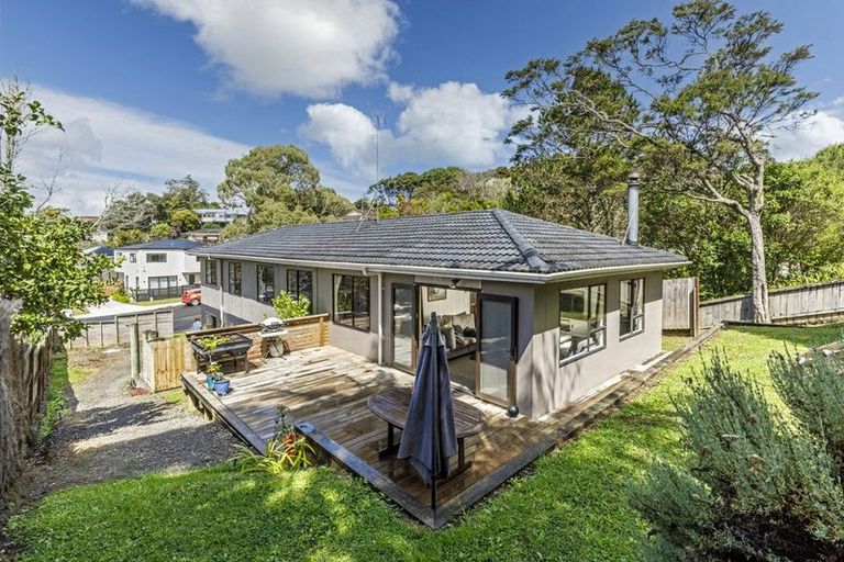 Photo of property in 17 Jenanne Place, Totara Vale, Auckland, 0629