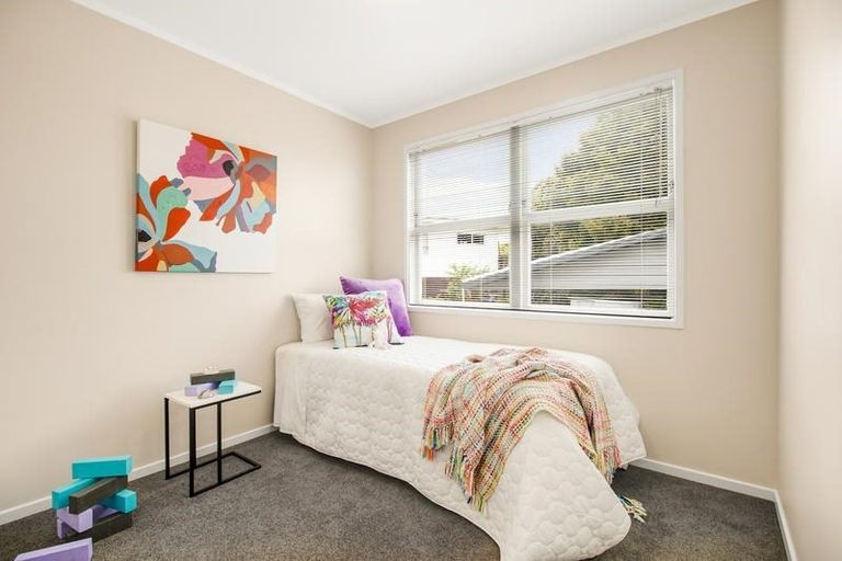 Photo of property in 17 Sunvue Road, Glen Eden, Auckland, 0602