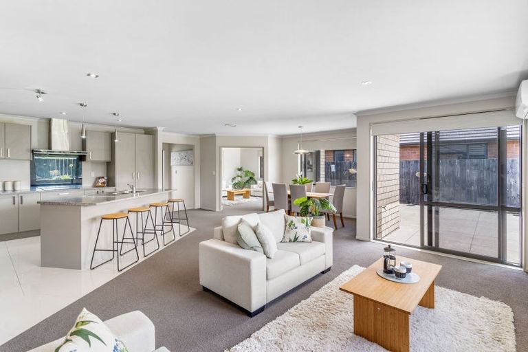 Photo of property in 10 Drumkeen Place, Rosehill, Papakura, 2113