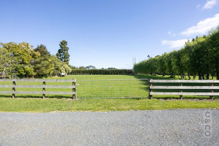 Photo of property in 11 Taupaki Road, Taupaki, 0782