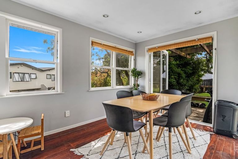 Photo of property in 10 Awaroa Road, Sunnyvale, Auckland, 0612