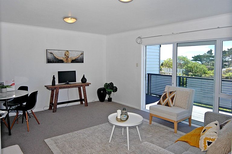 Photo of property in 7c Cheyne Walk, Newlands, Wellington, 6037