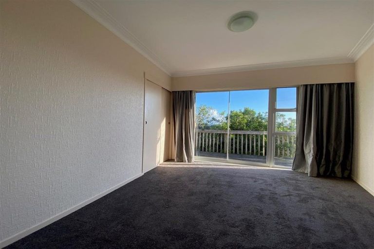 Photo of property in 2/96 Sunset Road, Unsworth Heights, Auckland, 0632