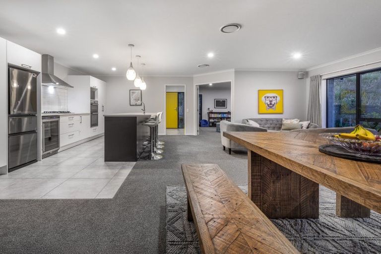 Photo of property in 2 Roundhouse Close, Whitby, Porirua, 5024