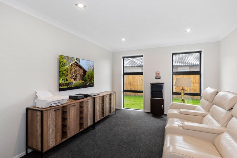 Photo of property in 8 Te Roera Place, Riverhead, 0820
