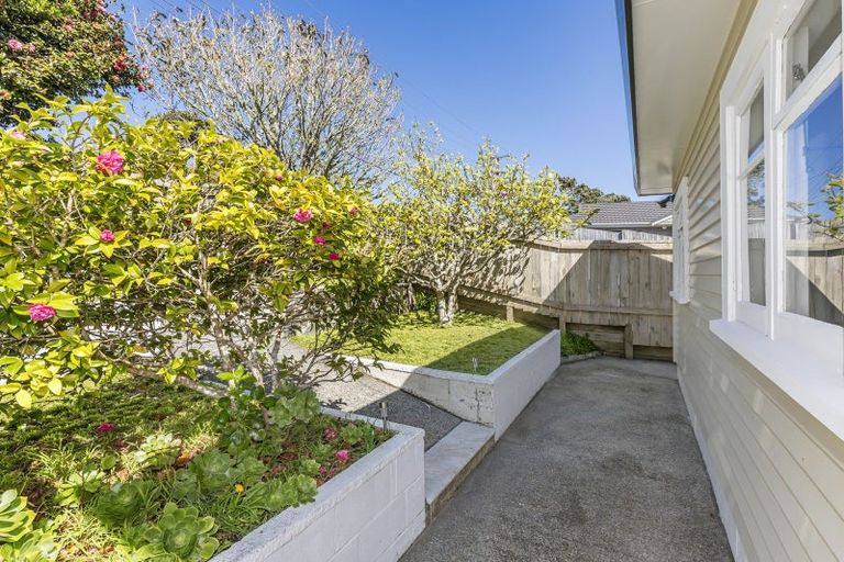 Photo of property in 15 Glanmire Road, Newlands, Wellington, 6037