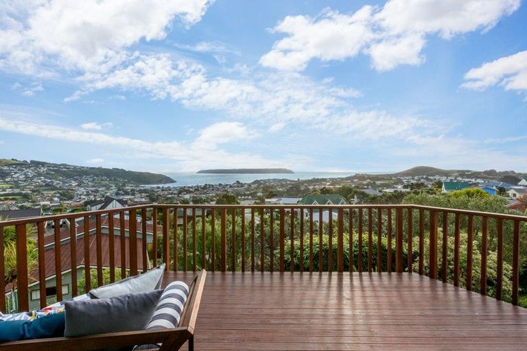 Photo of property in 112 Gloaming Hill, Titahi Bay, Porirua, 5022