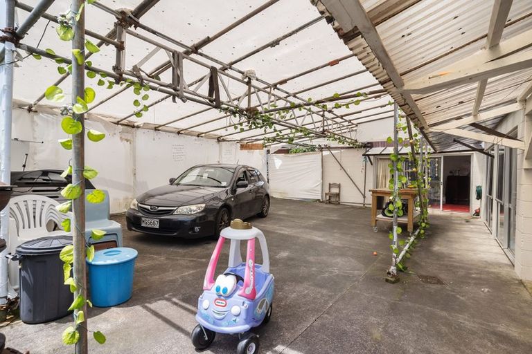 Photo of property in 75 Gossamer Drive, Pakuranga Heights, Auckland, 2010