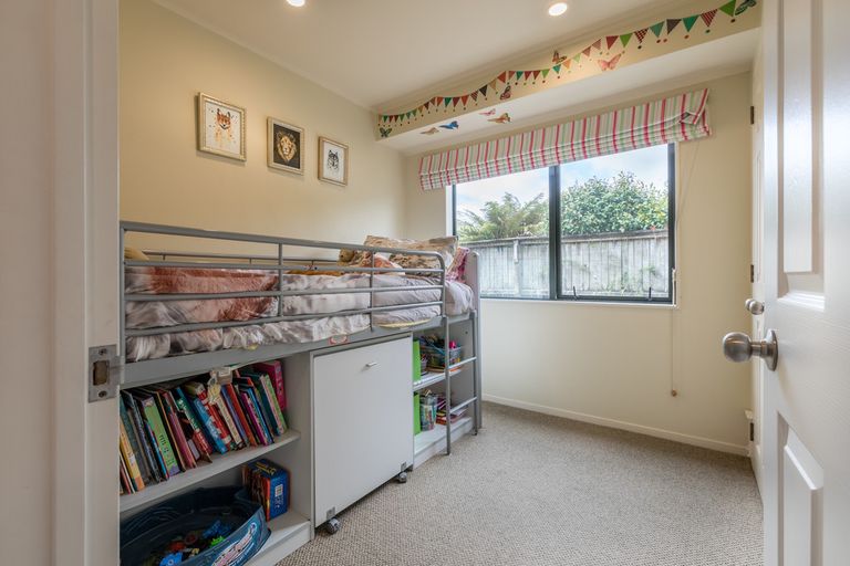 Photo of property in 27 Suncrest Drive, West Harbour, Auckland, 0618