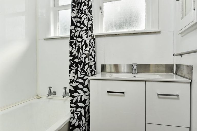 Photo of property in 17 Sheehan Road, Te Atatu South, Auckland, 0610