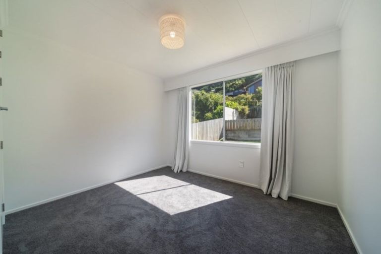 Photo of property in 22 Wynyard Crescent, Fernhill, Queenstown, 9300