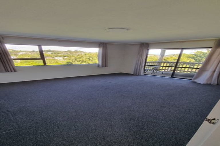 Photo of property in 2/29 Cheltenham Terrace, Newlands, Wellington, 6037