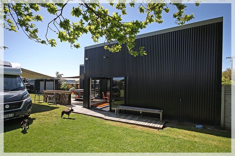 Photo of property in 29 Shortt Street, Foxton Beach, Foxton, 4815