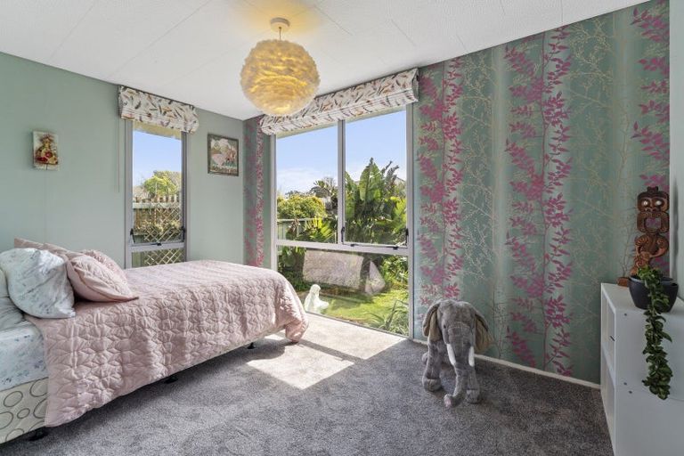 Photo of property in 6 Robert Grove, Paraparaumu, 5032