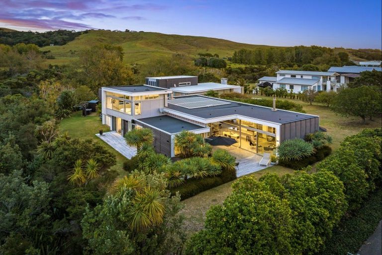 Photo of property in 64 Taumata Road, Omaha, 0986