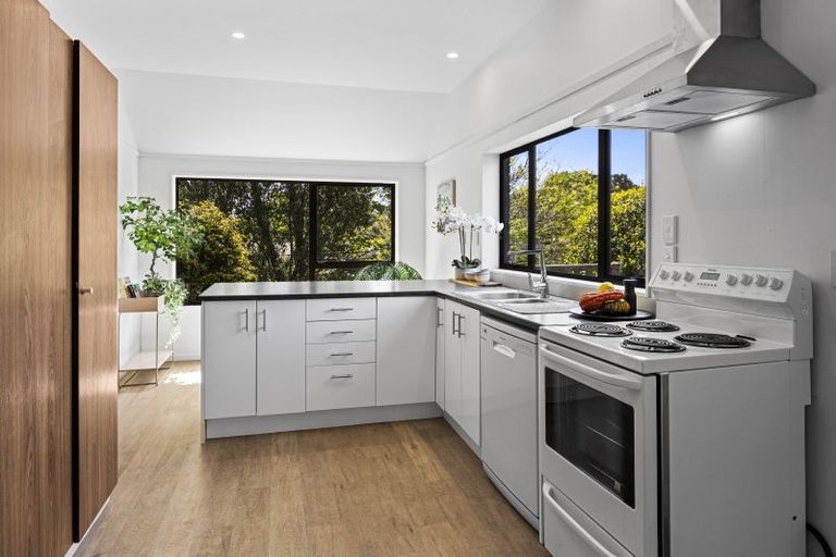 Photo of property in 1 Fairview Place, Westown, New Plymouth, 4310