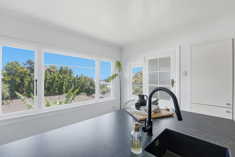 Photo of property in 6 Ridge Lane, New Plymouth, 4310