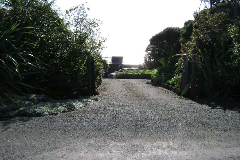 Photo of property in 23 Te Ahuahu Road, Piha, New Lynn, 0772