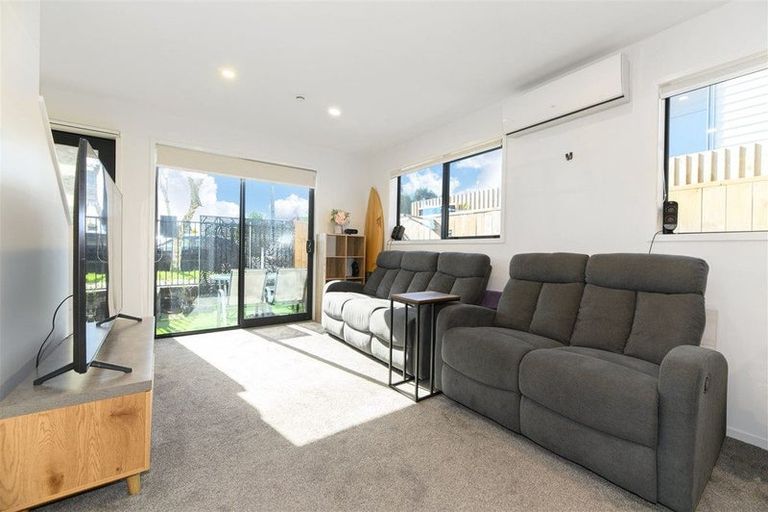 Photo of property in 2/10 Yeovil Road, Te Atatu Peninsula, Auckland, 0610