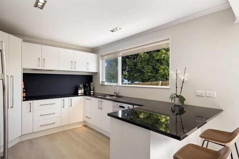 Photo of property in 116a Forrest Hill Road, Forrest Hill, Auckland, 0620