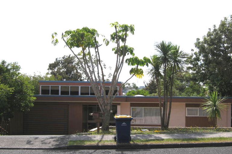 Photo of property in 16 Robin Lane, Browns Bay, Auckland, 0630