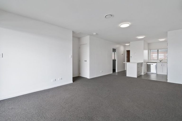 Photo of property in 1/4045f Great North Road, Glen Eden, Auckland, 0602