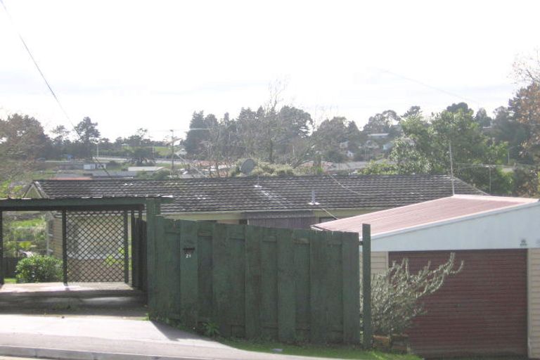 Photo of property in 21 Lincoln Park Avenue, Massey, Auckland, 0614