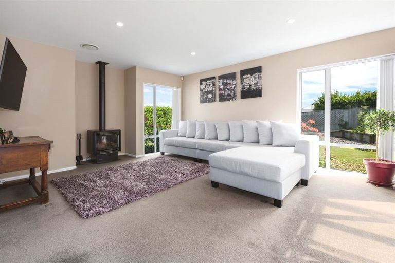 Photo of property in 6 Sumner Terrace, Aotea, Porirua, 5024