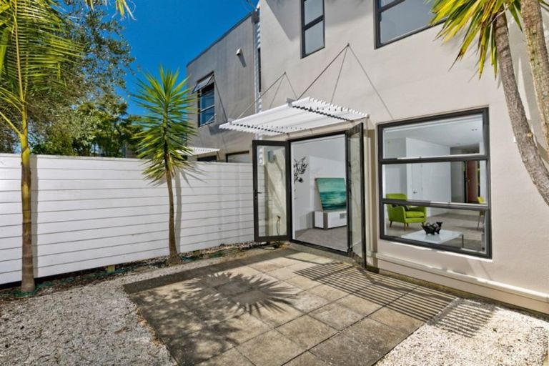 Photo of property in 3/40 Scarlet Oak Drive, Schnapper Rock, Auckland, 0632
