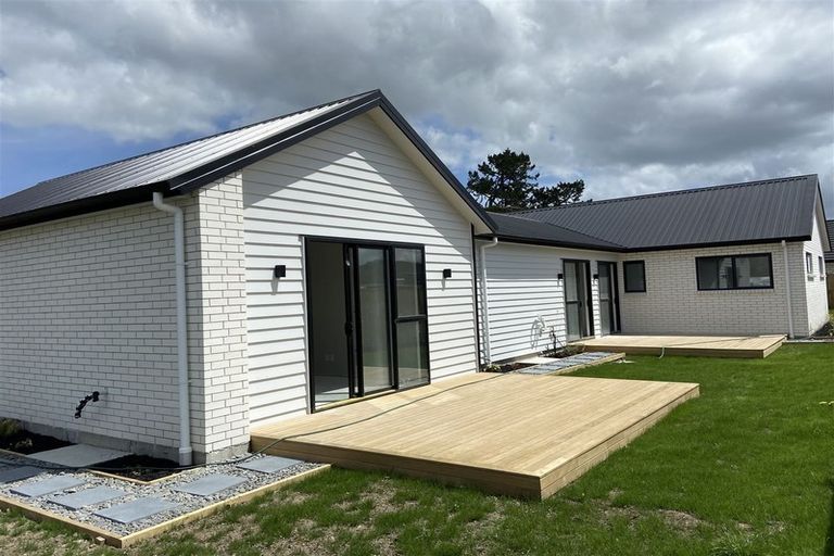 Photo of property in 21 Mcindoe Road, Kumeu, 0810