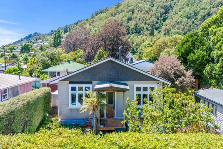Photo of property in 48 Devon Street, Picton, 7220