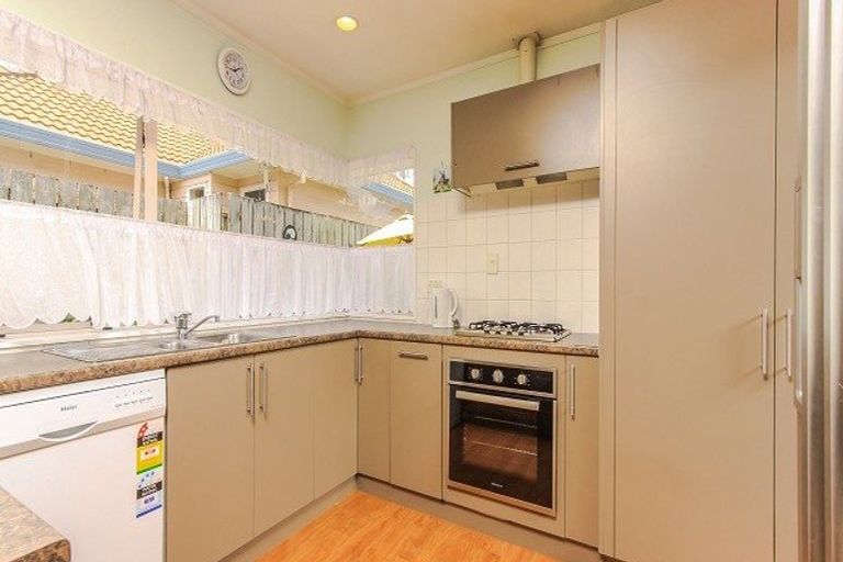 Photo of property in 2/49 Fortunes Road, Half Moon Bay, Auckland, 2012