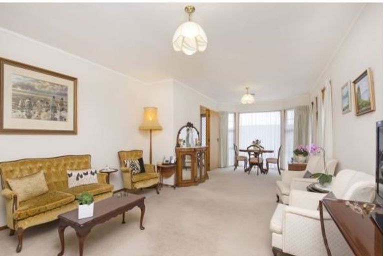 Photo of property in 2/3 Benygloe Place, Highland Park, Auckland, 2010