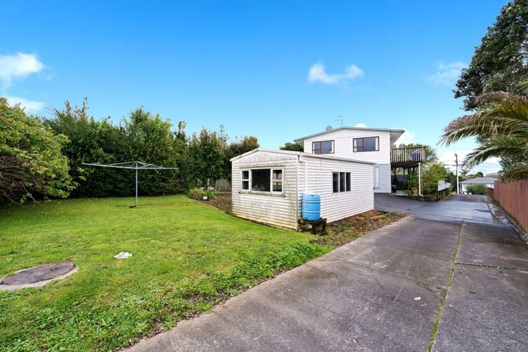 Photo of property in 1 Cron Avenue, Te Atatu South, Auckland, 0610