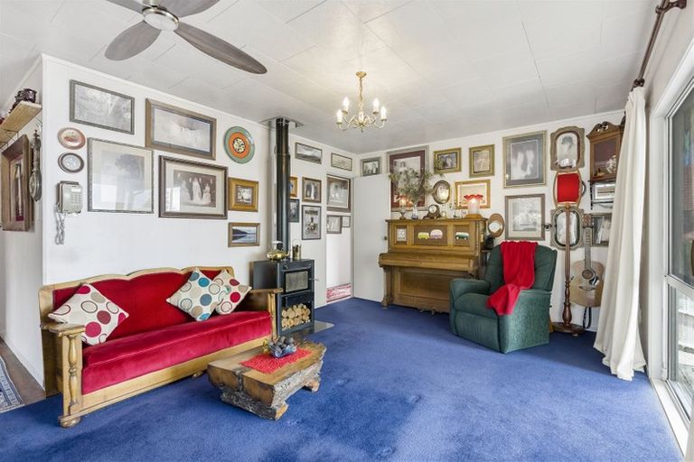 Photo of property in 22 Santiago Crescent, Unsworth Heights, Auckland, 0632