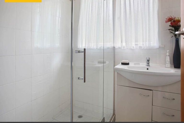 Photo of property in 70 Lake Road, Northcote, Auckland, 0627