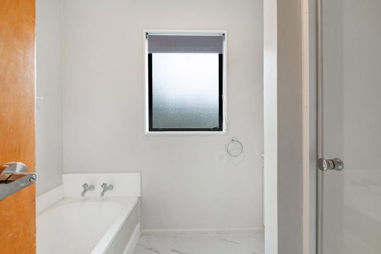 Photo of property in 2/15 Tetrarch Place, Totara Vale, Auckland, 0629