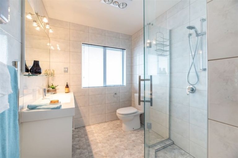 Photo of property in 92 Lake Panorama Drive, Henderson Valley, Auckland, 0612