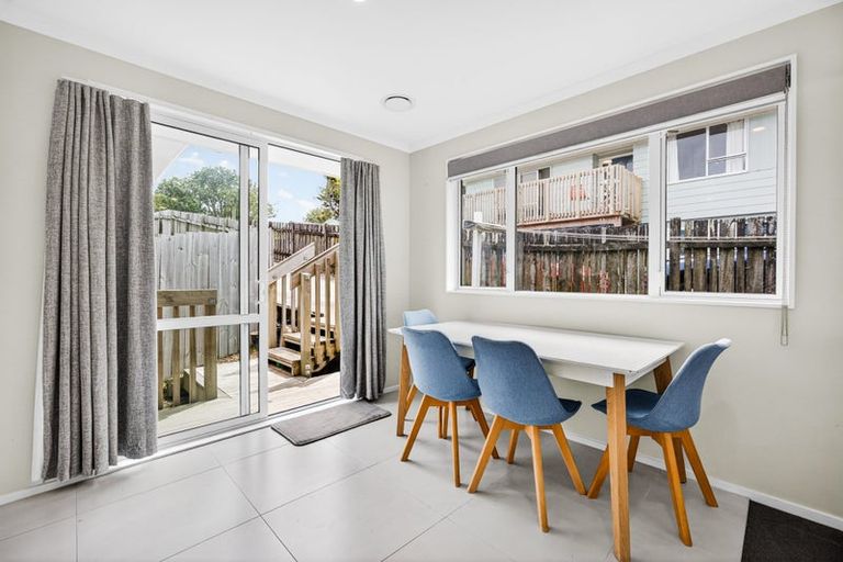 Photo of property in 6a Magdalen Place, West Harbour, Auckland, 0618