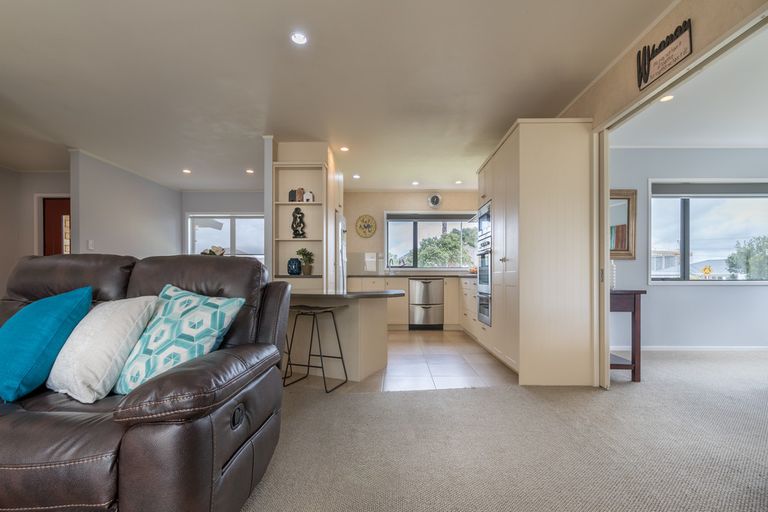 Photo of property in 27 Suncrest Drive, West Harbour, Auckland, 0618