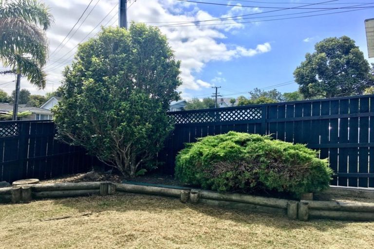 Photo of property in 1/18 Wernham Place, Northcote, Auckland, 0626