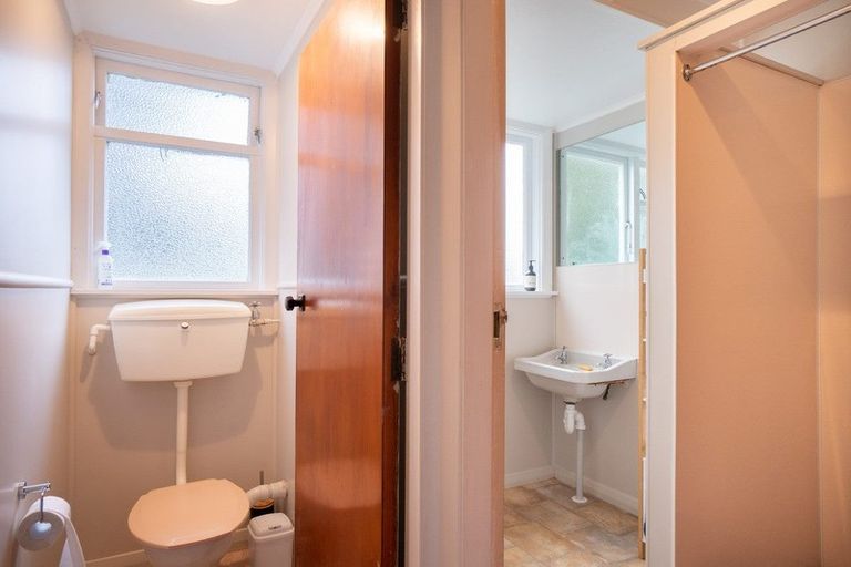 Photo of property in 12 Montrose Place, Takaro, Palmerston North, 4412