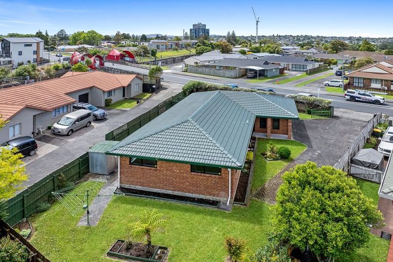 Photo of property in 19 Sturges Road, Henderson, Auckland, 0612