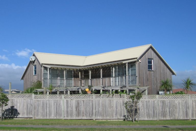 Photo of property in 10 Olliver Grove, Waikanae Beach, Waikanae, 5036