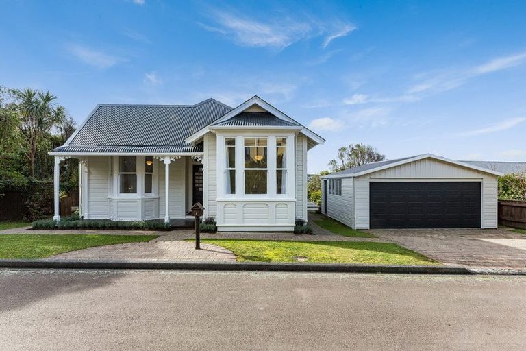 Photo of property in 2 Castlemaine Close, Karori, Wellington, 6012