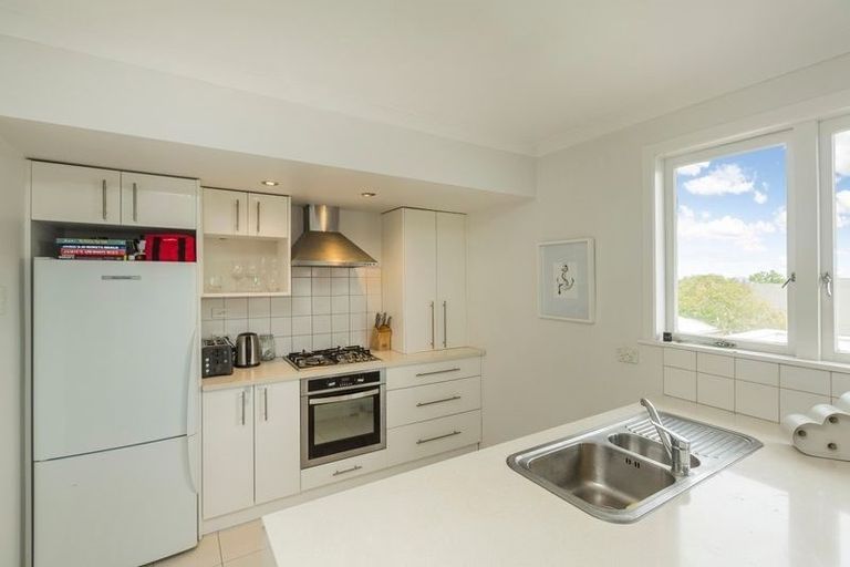 Photo of property in 2/232 East Coast Road, Forrest Hill, Auckland, 0620