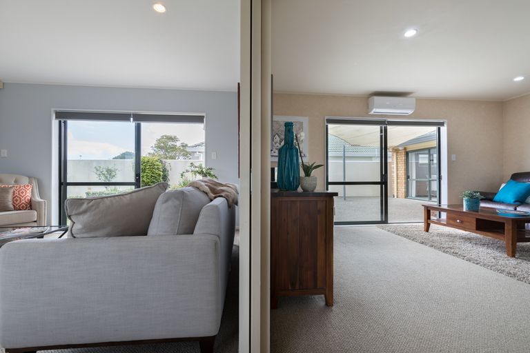 Photo of property in 27 Suncrest Drive, West Harbour, Auckland, 0618