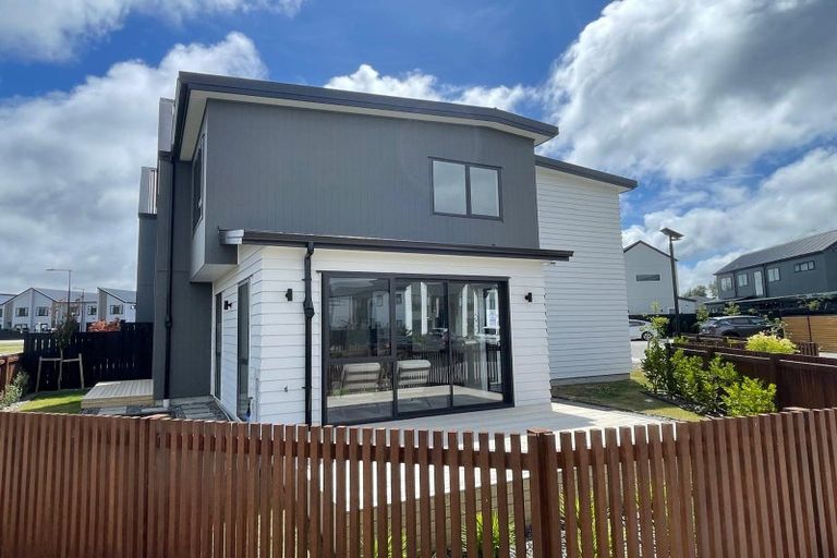 Photo of property in 13 Resnik Crescent, Kumeu, 0810